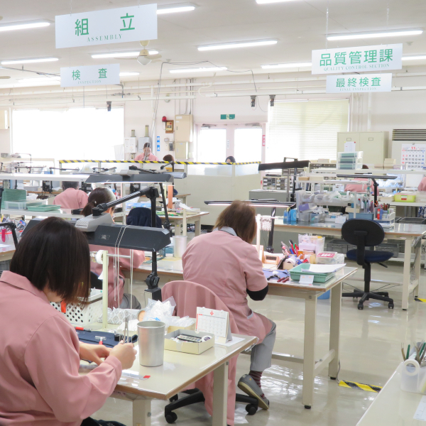 組立加工の作業風景