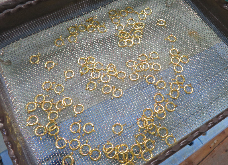 引き輪のメッキ加工の様子