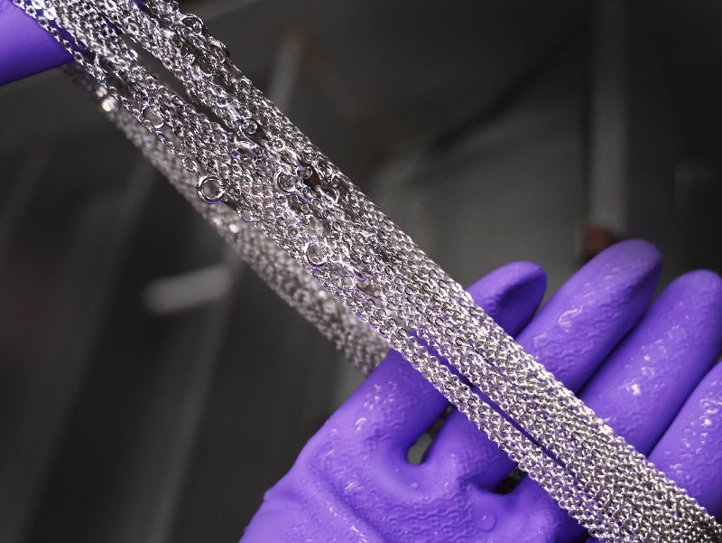 ネックレスのメッキ加工の様子